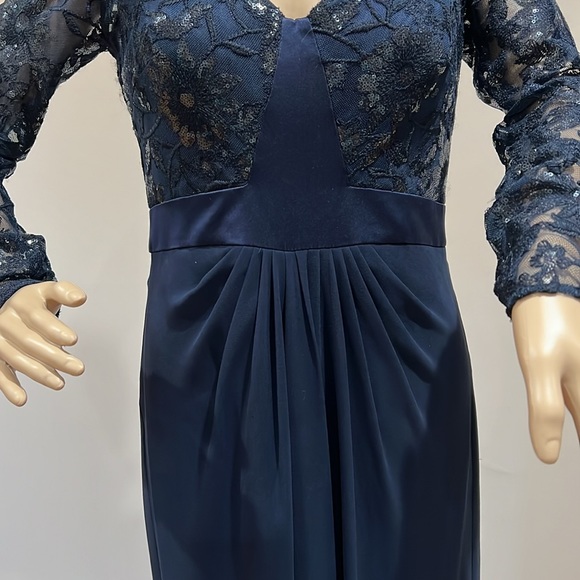 LAUREN, Ralph Lauren Royal blue lace detail elegant gown in size 4. - Picture 3 of 8